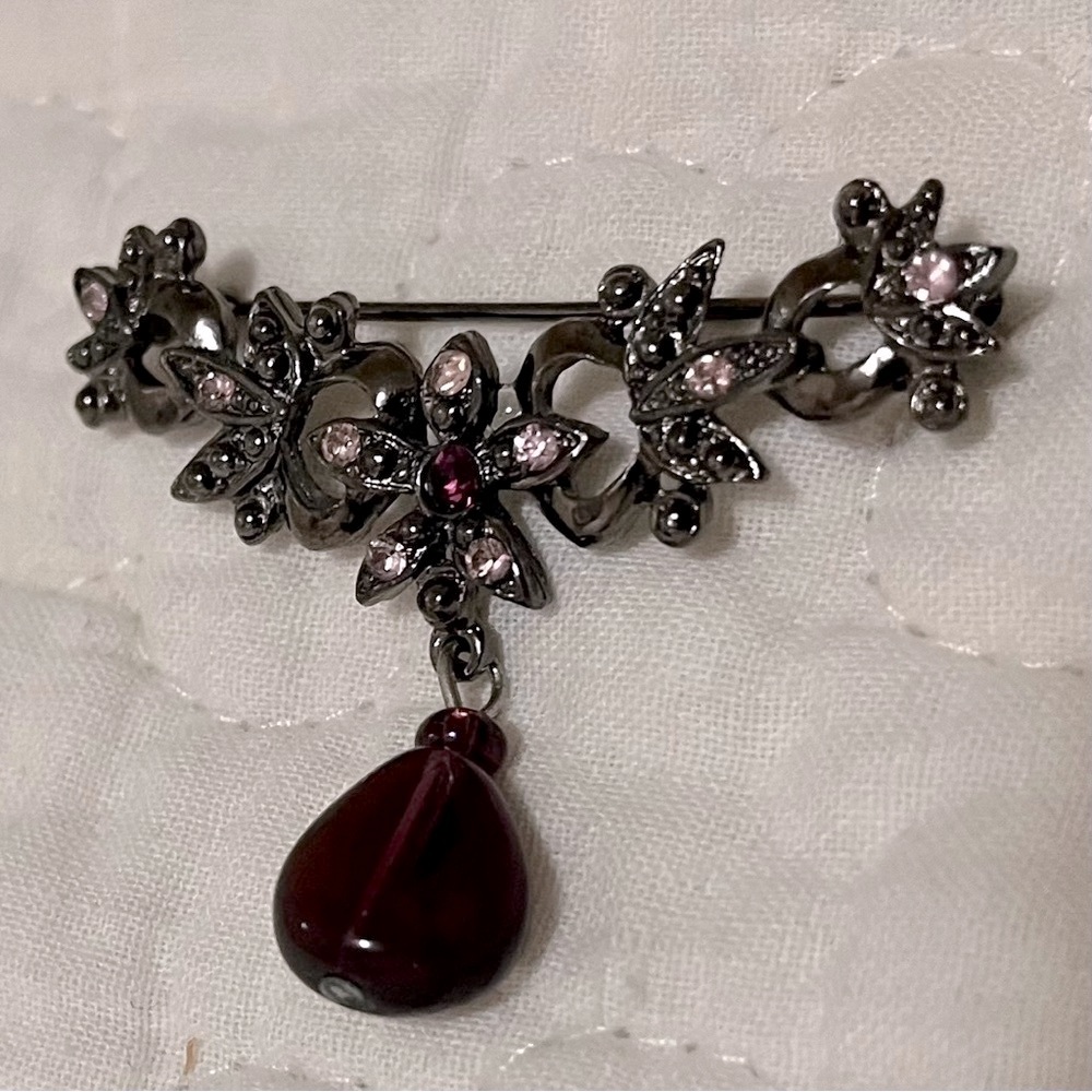 Pin Brooch AMETHYST HANGING TRANSPARENT GEM Pink & Purple Crystals Gun Metal VTG